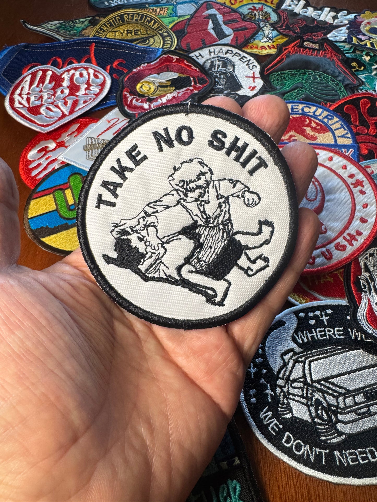 👊 Parche “Take No Shit”